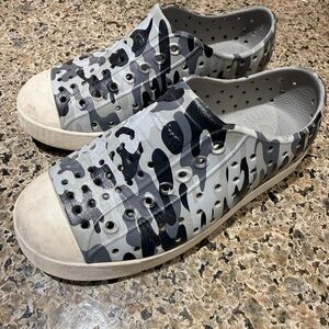 Native Kids Camo Slippers - Black and Gray